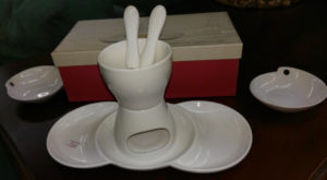 Conf. fonduta porcellana bianca con vassoio e posate - € 9,90