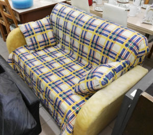 Divano pronto letto (120 cm.) struttura 140 cm.tot. - € 99