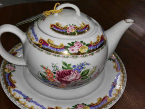 Teiera con piatto Limoges decorati a mano