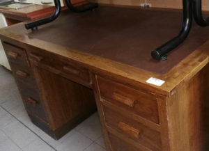 Vecchia scrivania legno cm. 150 x 90 - 99 €