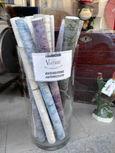 E' arrivata la carta da parati Vintage Paint!! Vieni a vedere tutte le diverse varianti, – con scritte, con scritte e patina, con fantasie attualissime... – Elevata qualità e facile applicazione. Colori stupendi che si sposano perfettamente con quelli della pittura Vintage Paint. Puoi usare la carta da parati Vintage in modo tradizionale – applicandola a muro – oppure in altri modi che ti suggerisce la tua fantasia: per rivestire cassetti, schiene di librerie e altri mobili, interni di vecchie valigIe…