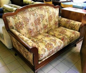 Vecchio divanetto in legno - 190 €