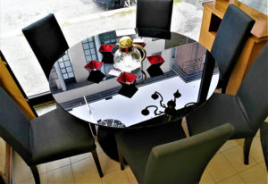 Tavolo Calligaris in vetro temprato nero, diametro 120 cm. con 6 sedie imbottite sfoderabili Calligaris - € 490